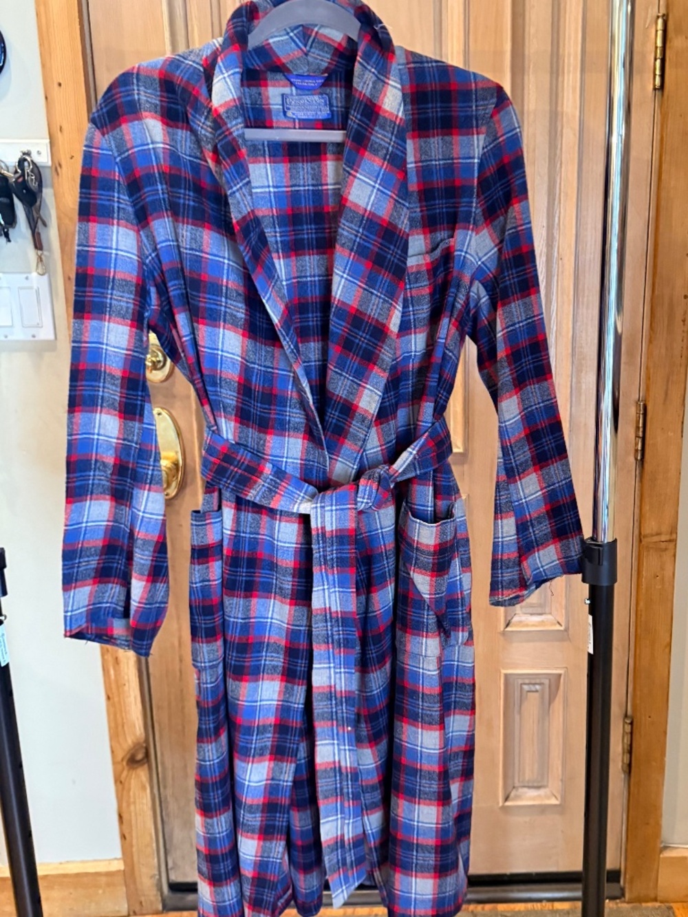 VINTAGE PENDLETON WOOL ROBE -MENS SIZE M- 100 PERCENT VIRGIN WOOL, BELTED